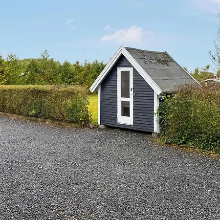 3 Bedroom Stunning In 度假居 Hovborg